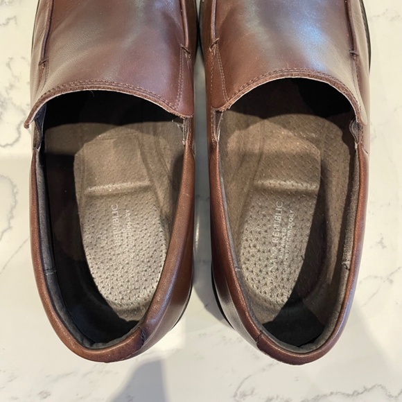 Banana Republic Slip On Dress Shoe/Loafer in Brown Leather, Size 8M - Picture 9 of 11